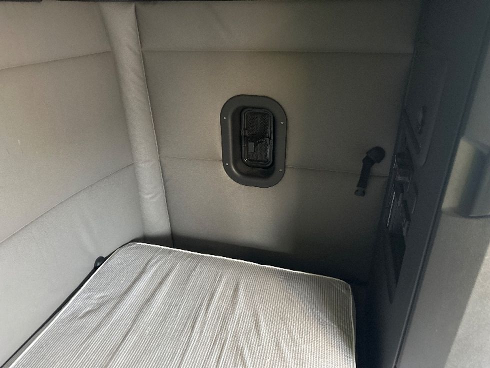 Sleeper Tractor-Heavy Duty Tractors-Freightliner-2020-T12664ST-Indianapolis-IN-618,636\n\t\tmiles-$ 43,000 - Image 18