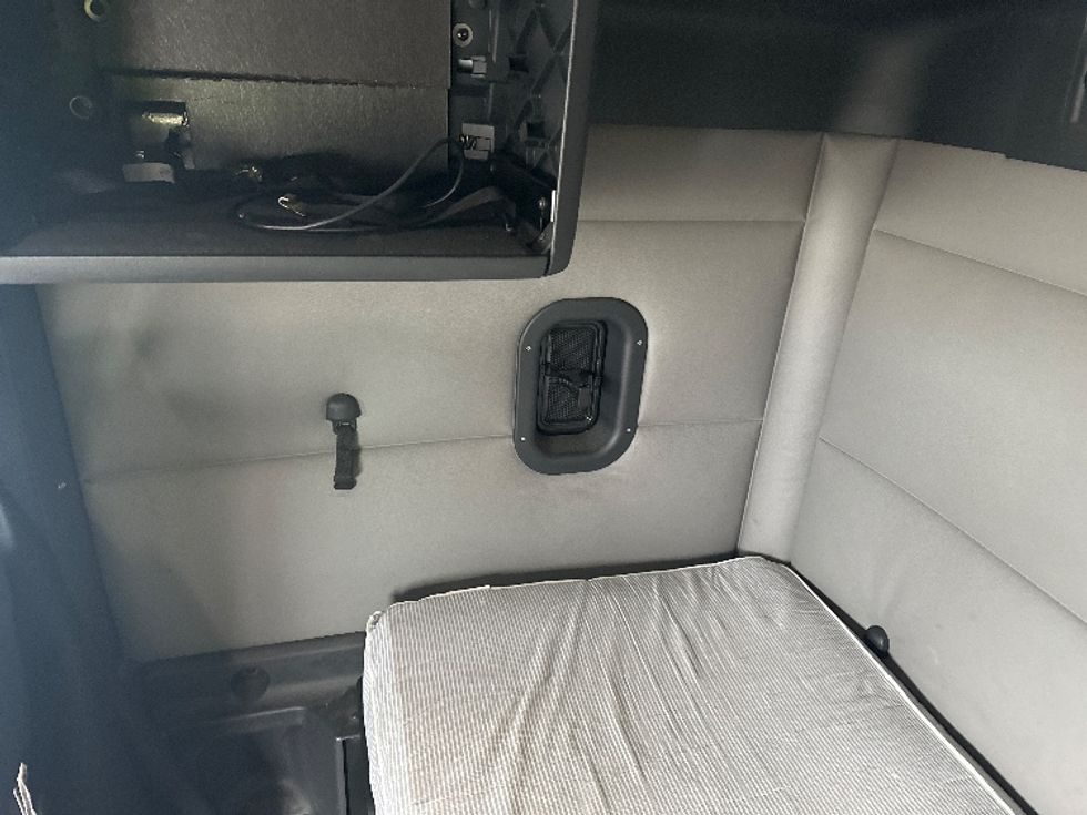 Sleeper Tractor-Heavy Duty Tractors-Freightliner-2020-T12664ST-Indianapolis-IN-618,636\n\t\tmiles-$ 43,000 - Image 19