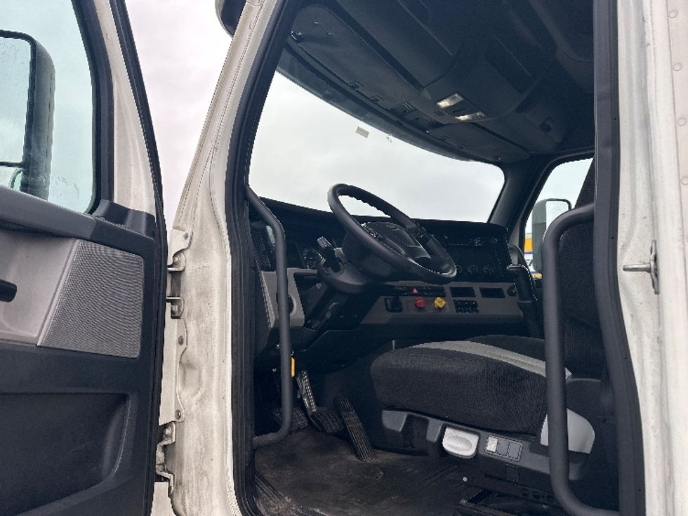 Sleeper Tractor-Heavy Duty Tractors-Freightliner-2020-T12664ST-Indianapolis-IN-618,636\n\t\tmiles-$ 43,000 - Image 9