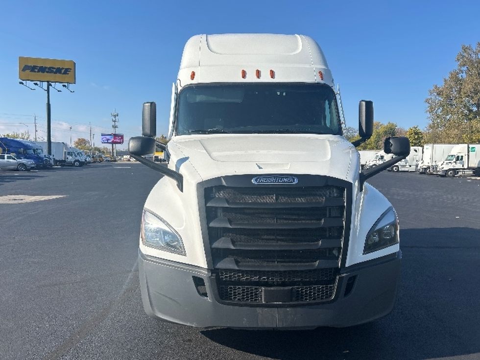 2020 Freightliner Cascadia 126" Sleeper Cab photo 2