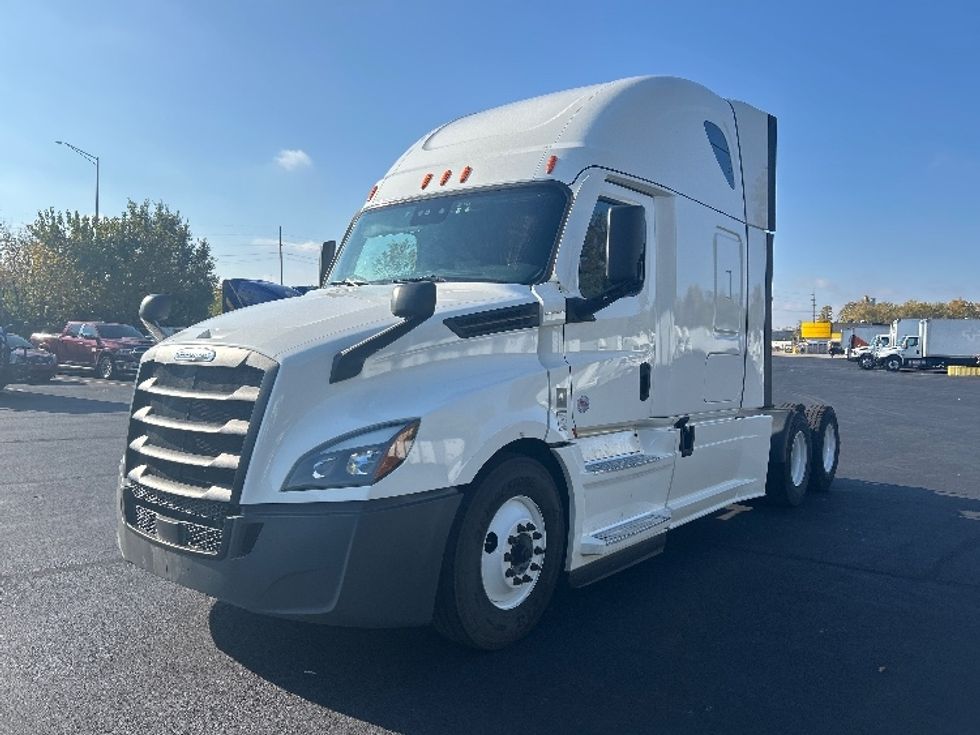 2020 Freightliner Cascadia 126" Sleeper Cab photo 3