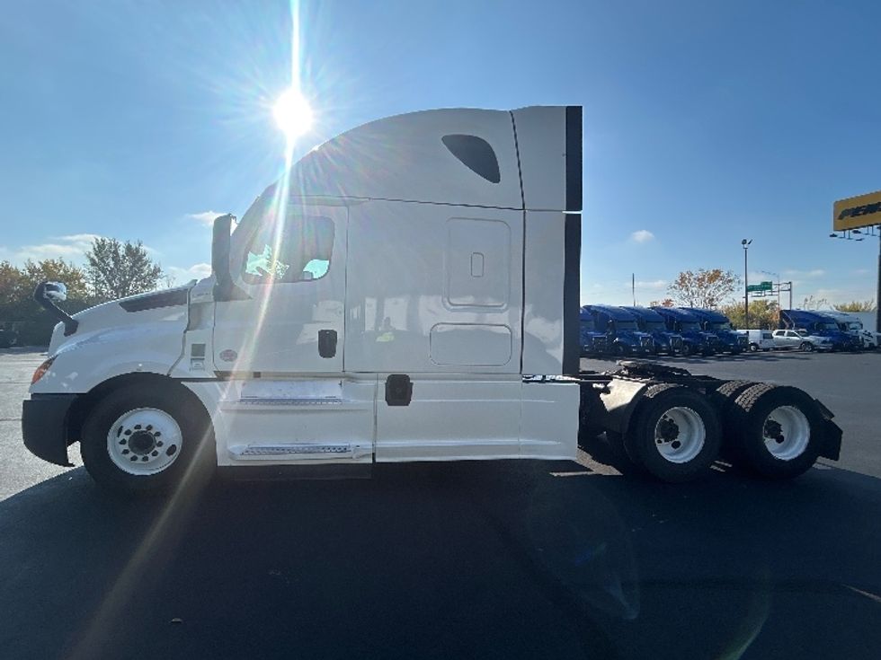 2020 Freightliner Cascadia 126" Sleeper Cab photo 4