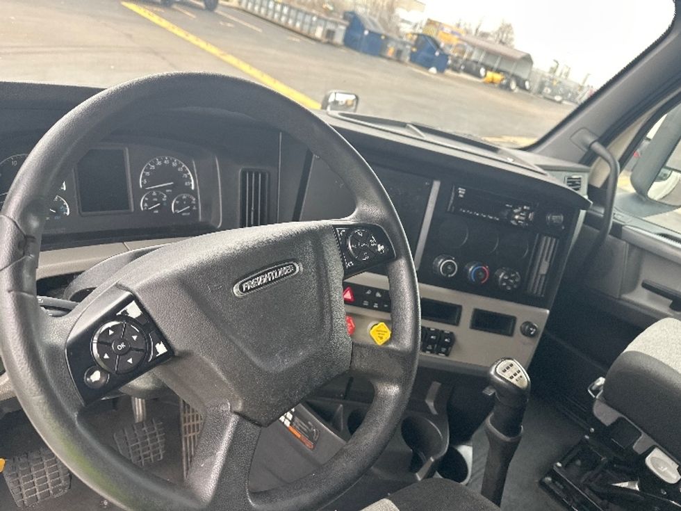 Sleeper Tractor-Heavy Duty Tractors-Freightliner-2020-T12664ST-Indianapolis-IN-664,111\n\t\tmiles-$ 38,750 - Image 11