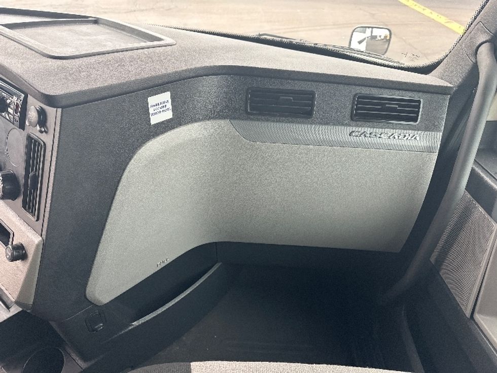 Sleeper Tractor-Heavy Duty Tractors-Freightliner-2020-T12664ST-Indianapolis-IN-664,111\n\t\tmiles-$ 38,750 - Image 13