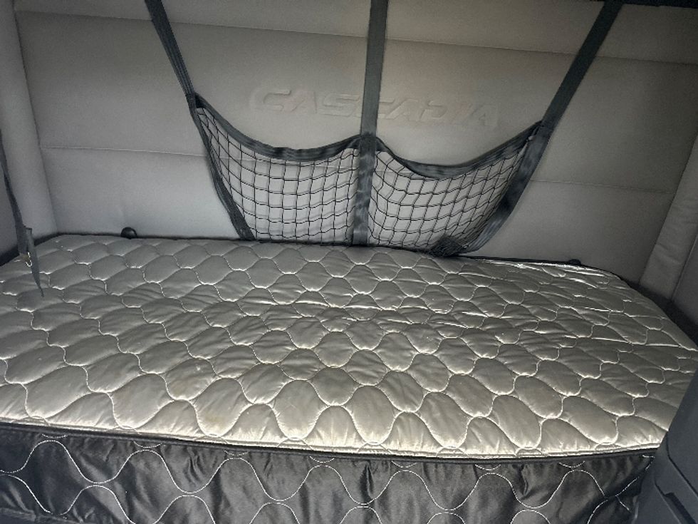 Sleeper Tractor-Heavy Duty Tractors-Freightliner-2020-T12664ST-Indianapolis-IN-664,111\n\t\tmiles-$ 38,750 - Image 15