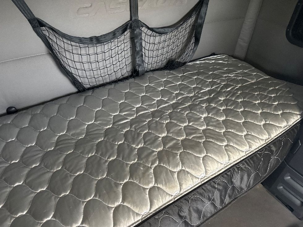 Sleeper Tractor-Heavy Duty Tractors-Freightliner-2020-T12664ST-Indianapolis-IN-664,111\n\t\tmiles-$ 38,750 - Image 16