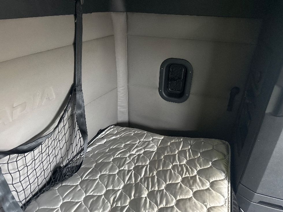 Sleeper Tractor-Heavy Duty Tractors-Freightliner-2020-T12664ST-Indianapolis-IN-664,111\n\t\tmiles-$ 38,750 - Image 17