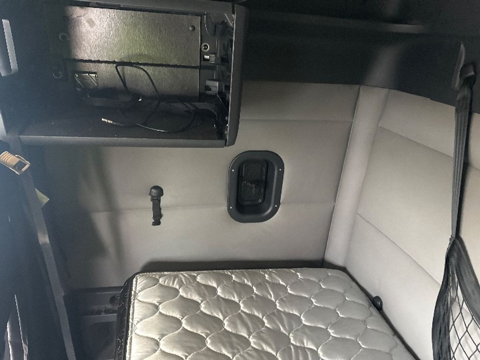 Sleeper Tractor-Heavy Duty Tractors-Freightliner-2020-T12664ST-Indianapolis-IN-664,111\n\t\tmiles-$ 38,750 - Image 18