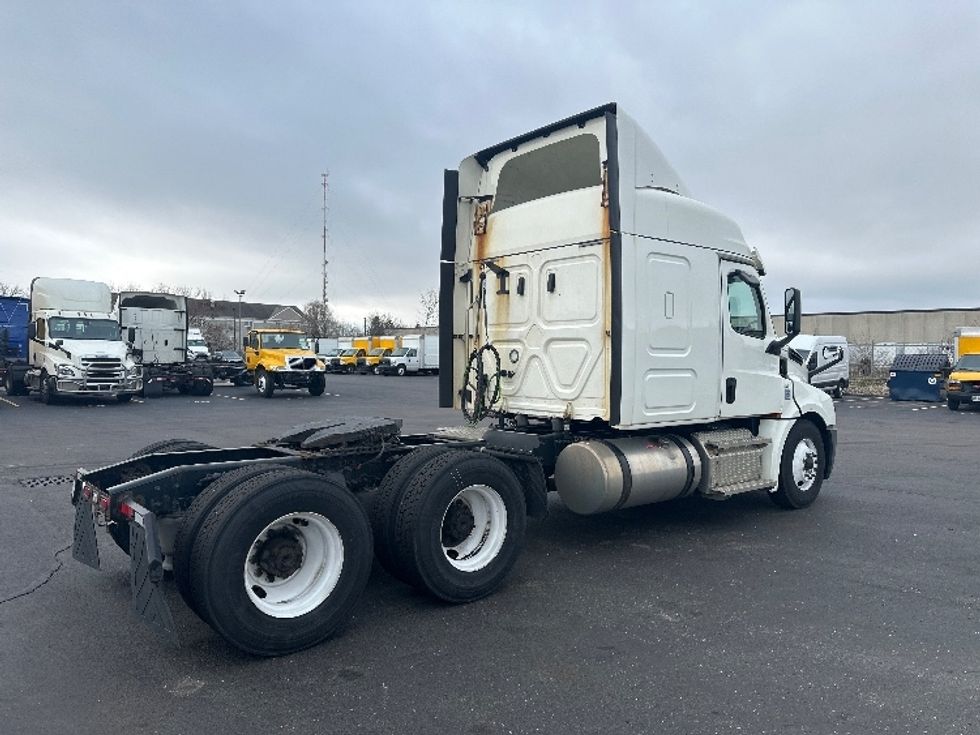 Sleeper Tractor-Heavy Duty Tractors-Freightliner-2020-T12664ST-Indianapolis-IN-664,111\n\t\tmiles-$ 38,750 - Image 7