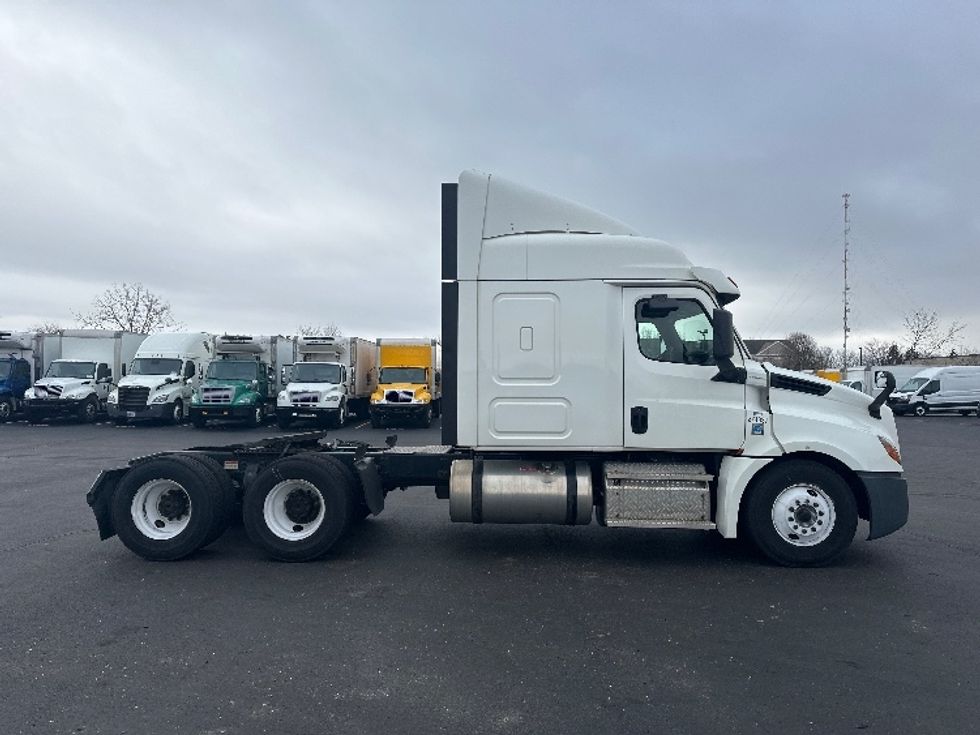 Sleeper Tractor-Heavy Duty Tractors-Freightliner-2020-T12664ST-Indianapolis-IN-664,111\n\t\tmiles-$ 38,750 - Image 8