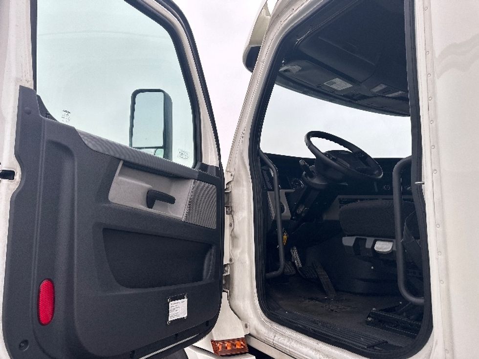 Sleeper Tractor-Heavy Duty Tractors-Freightliner-2020-T12664ST-Indianapolis-IN-664,111\n\t\tmiles-$ 38,750 - Image 9