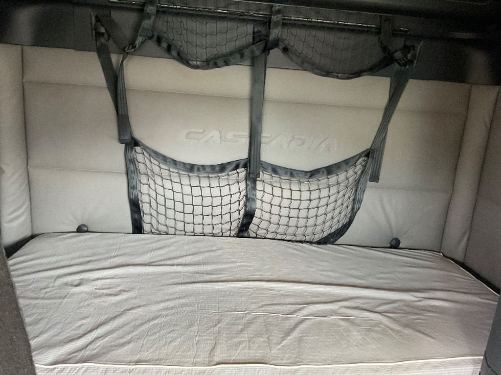 Sleeper Tractor-Heavy Duty Tractors-Freightliner-2020-T12664ST-Indianapolis-IN-671,362\n\t\tmiles-$ 46,750 - Image 12