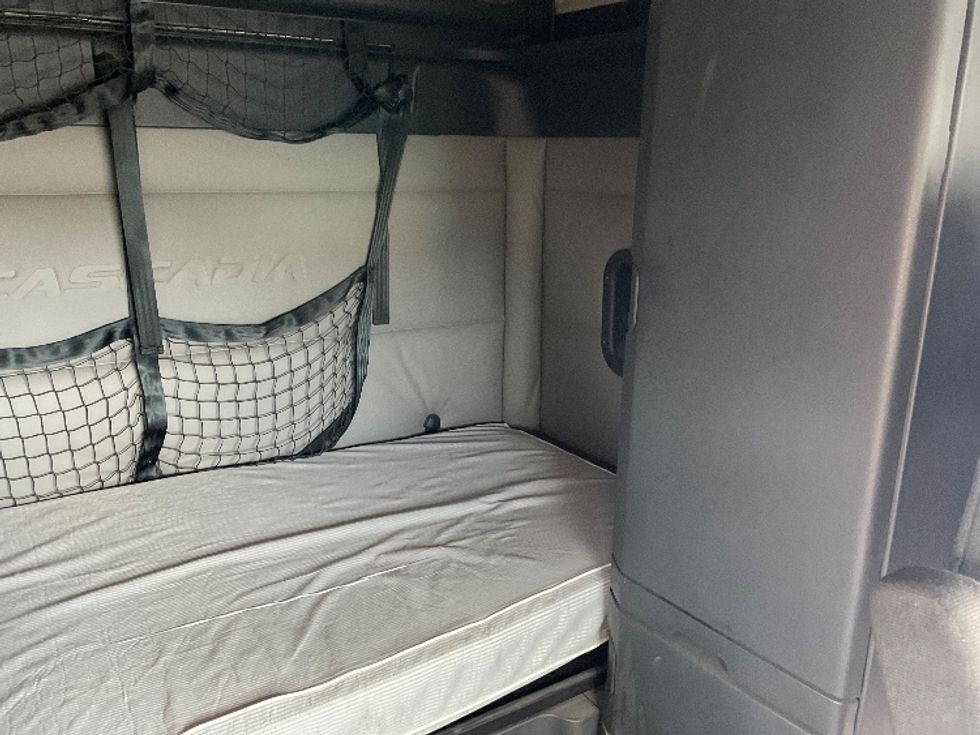 Sleeper Tractor-Heavy Duty Tractors-Freightliner-2020-T12664ST-Indianapolis-IN-671,362\n\t\tmiles-$ 46,750 - Image 13