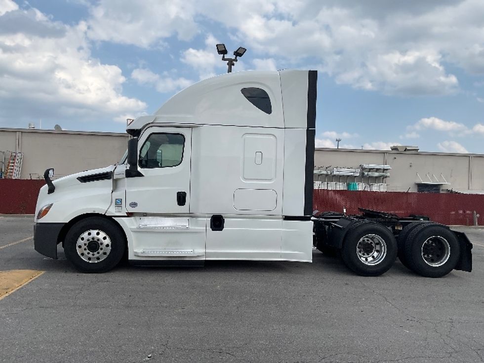 Sleeper Tractor-Heavy Duty Tractors-Freightliner-2020-T12664ST-Indianapolis-IN-671,362\n\t\tmiles-$ 46,750 - Image 2