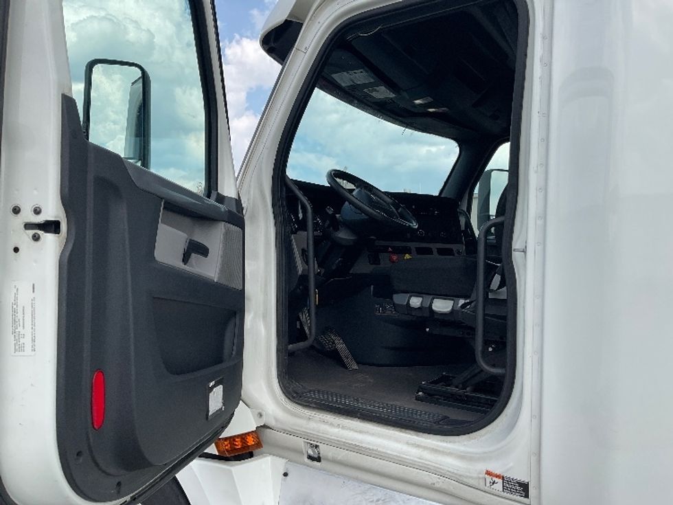 Sleeper Tractor-Heavy Duty Tractors-Freightliner-2020-T12664ST-Indianapolis-IN-671,362\n\t\tmiles-$ 46,750 - Image 5