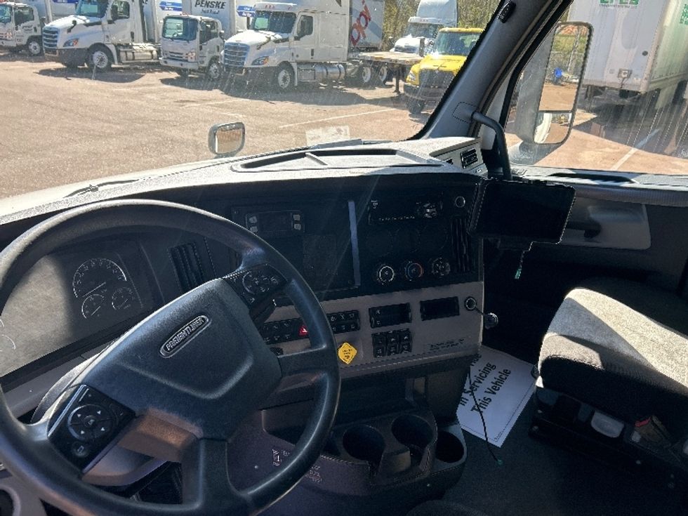 Sleeper Tractor-Heavy Duty Tractors-Freightliner-2020-T12664ST-Jackson-MS-336,082\n\t\tmiles-$ 22,000 - Image 10