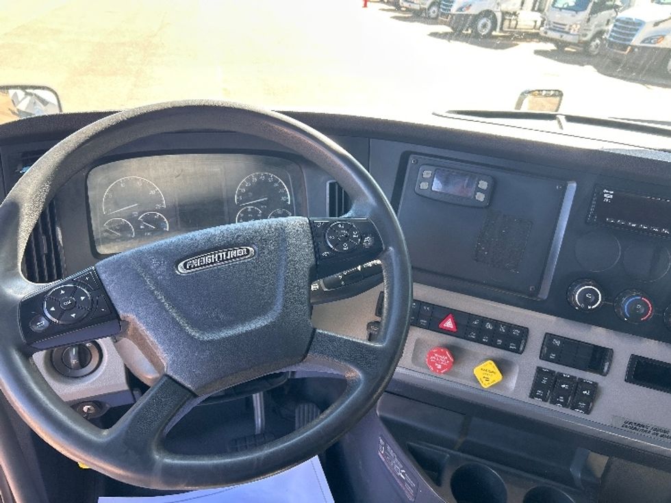 Sleeper Tractor-Heavy Duty Tractors-Freightliner-2020-T12664ST-Jackson-MS-336,082\n\t\tmiles-$ 22,000 - Image 11