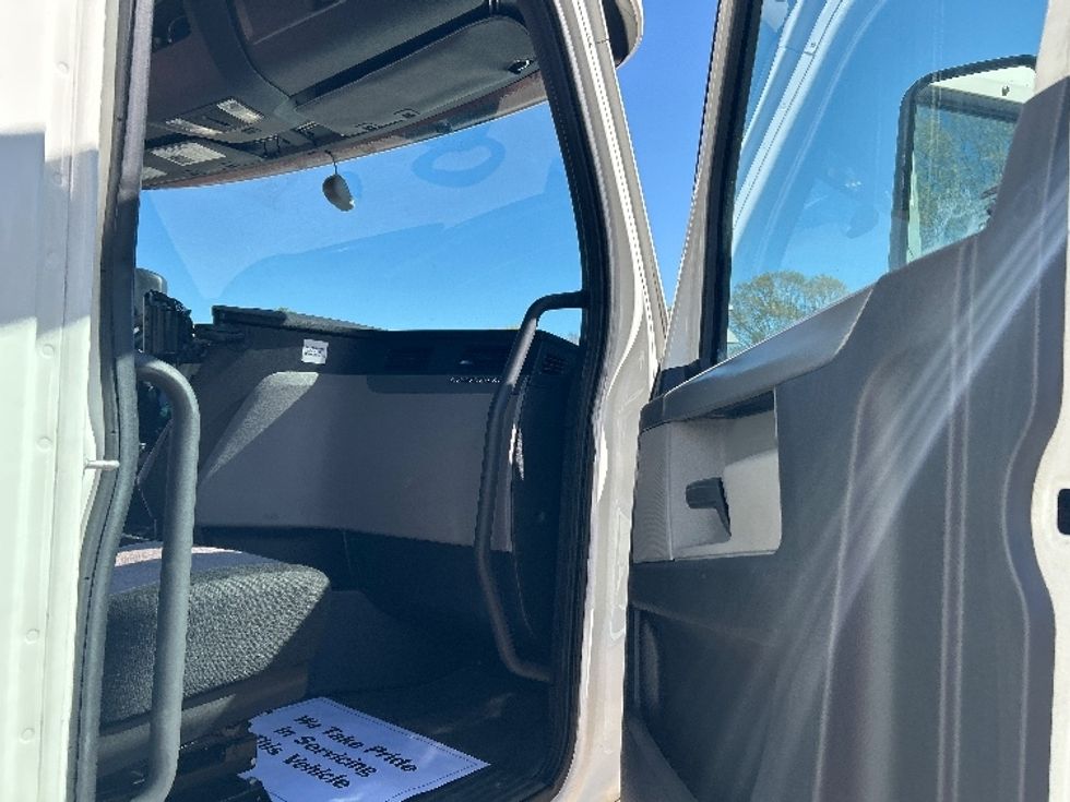 Sleeper Tractor-Heavy Duty Tractors-Freightliner-2020-T12664ST-Jackson-MS-336,082\n\t\tmiles-$ 22,000 - Image 13