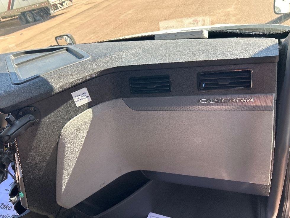 Sleeper Tractor-Heavy Duty Tractors-Freightliner-2020-T12664ST-Jackson-MS-336,082\n\t\tmiles-$ 22,000 - Image 14