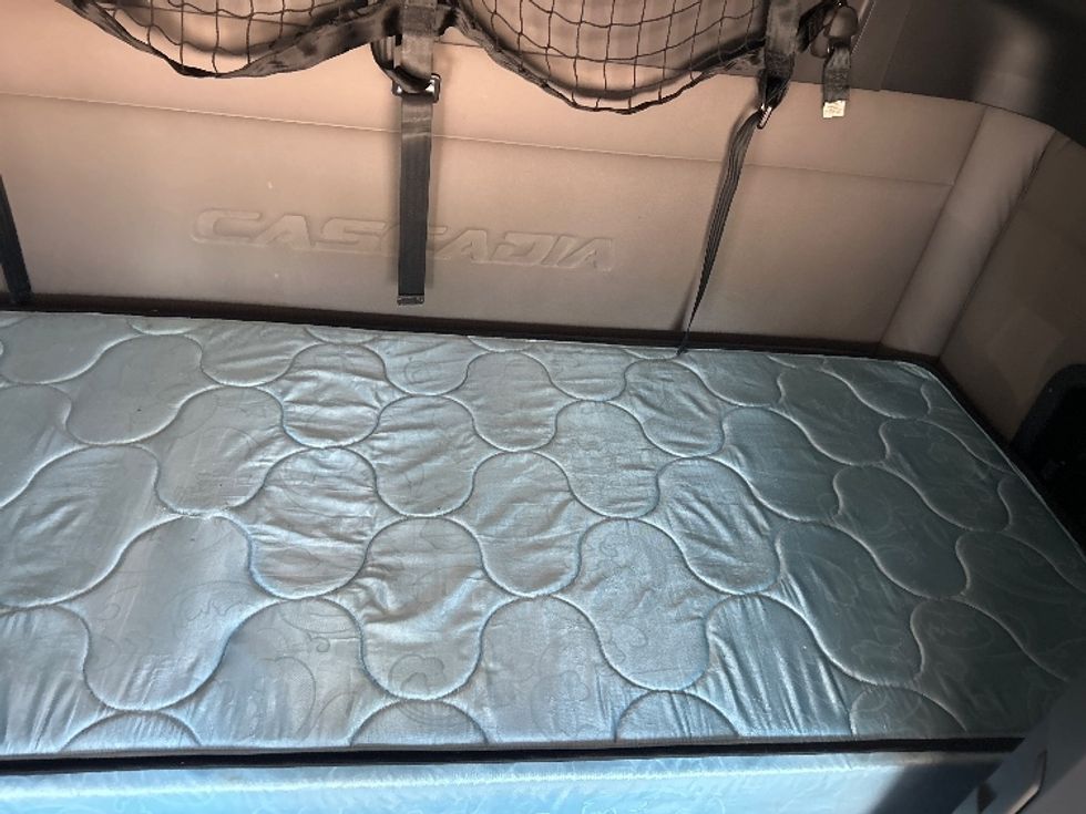 Sleeper Tractor-Heavy Duty Tractors-Freightliner-2020-T12664ST-Jackson-MS-336,082\n\t\tmiles-$ 22,000 - Image 17