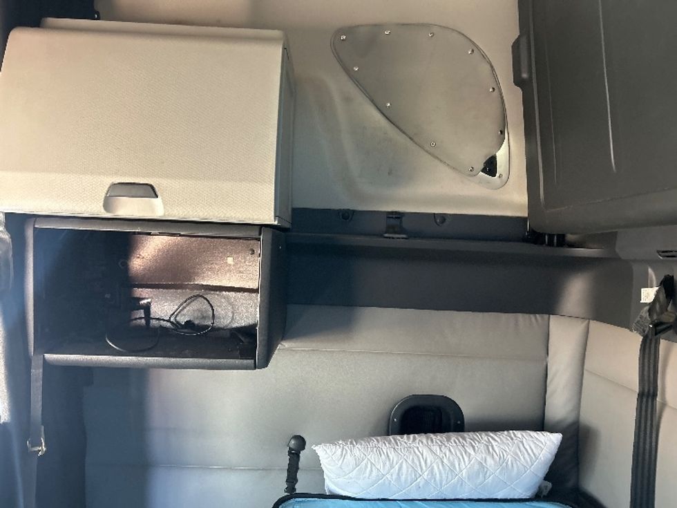 Sleeper Tractor-Heavy Duty Tractors-Freightliner-2020-T12664ST-Jackson-MS-336,082\n\t\tmiles-$ 22,000 - Image 19