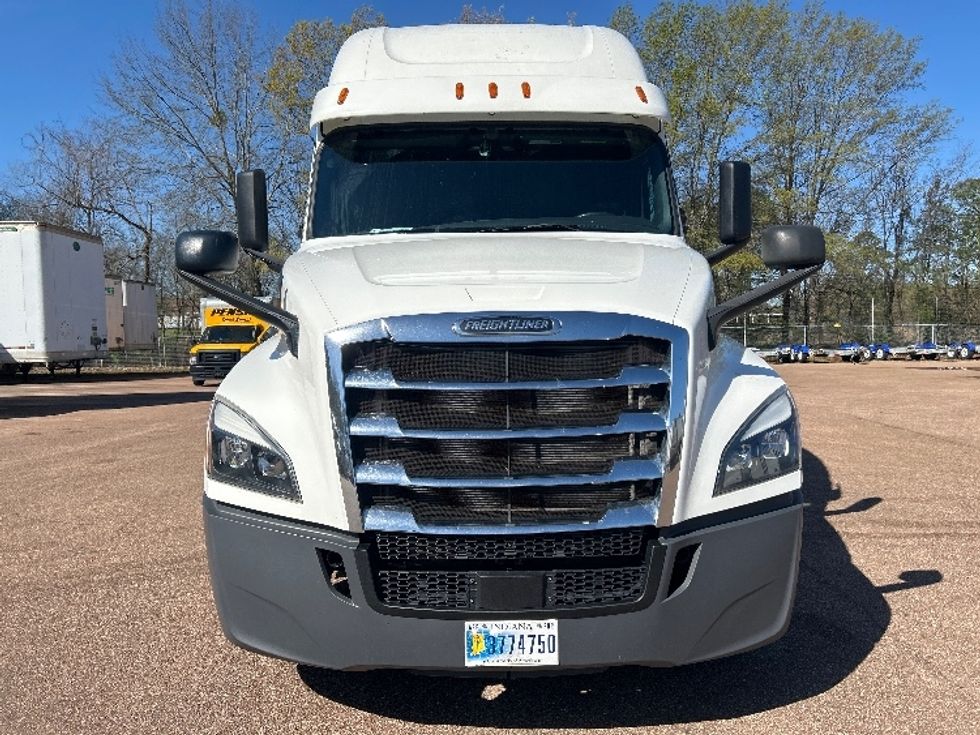 Sleeper Tractor-Heavy Duty Tractors-Freightliner-2020-T12664ST-Jackson-MS-336,082\n\t\tmiles-$ 22,000 - Image 2