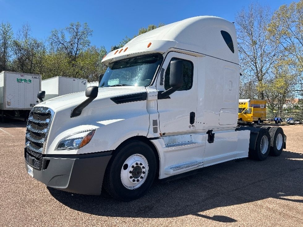 Sleeper Tractor-Heavy Duty Tractors-Freightliner-2020-T12664ST-Jackson-MS-336,082\n\t\tmiles-$ 22,000 - Image 3