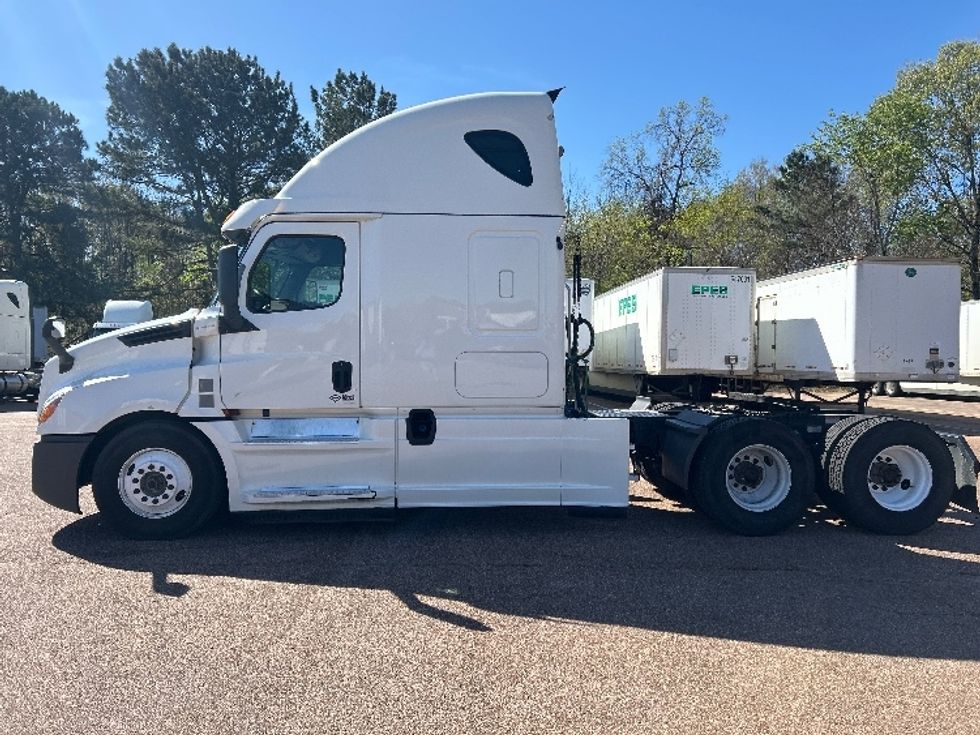 Sleeper Tractor-Heavy Duty Tractors-Freightliner-2020-T12664ST-Jackson-MS-336,082\n\t\tmiles-$ 22,000 - Image 4