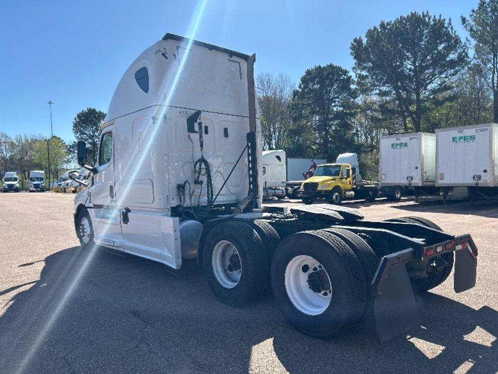 Sleeper Tractor-Heavy Duty Tractors-Freightliner-2020-T12664ST-Jackson-MS-336,082\n\t\tmiles-$ 22,000 - Image 5
