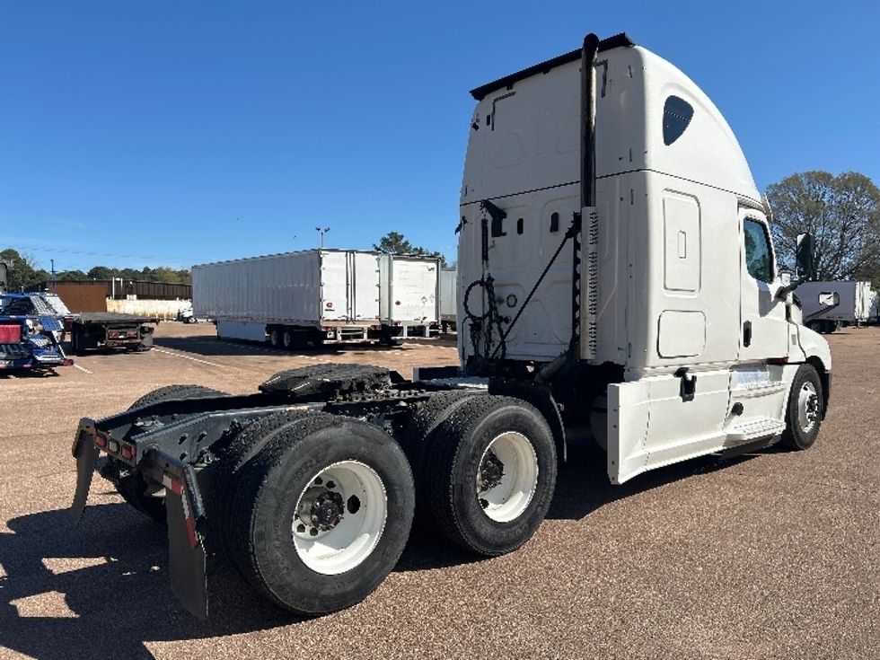 Sleeper Tractor-Heavy Duty Tractors-Freightliner-2020-T12664ST-Jackson-MS-336,082\n\t\tmiles-$ 22,000 - Image 7