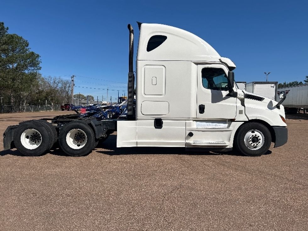 Sleeper Tractor-Heavy Duty Tractors-Freightliner-2020-T12664ST-Jackson-MS-336,082\n\t\tmiles-$ 22,000 - Image 8