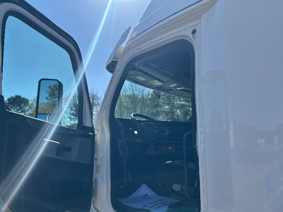 Sleeper Tractor-Heavy Duty Tractors-Freightliner-2020-T12664ST-Jackson-MS-336,082\n\t\tmiles-$ 22,000 - Image 9