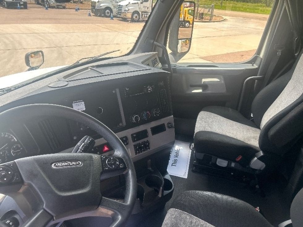 Sleeper Tractor-Heavy Duty Tractors-Freightliner-2020-T12664ST-Jackson-MS-349,921\n\t\tmiles-$ 71,500 - Image 10