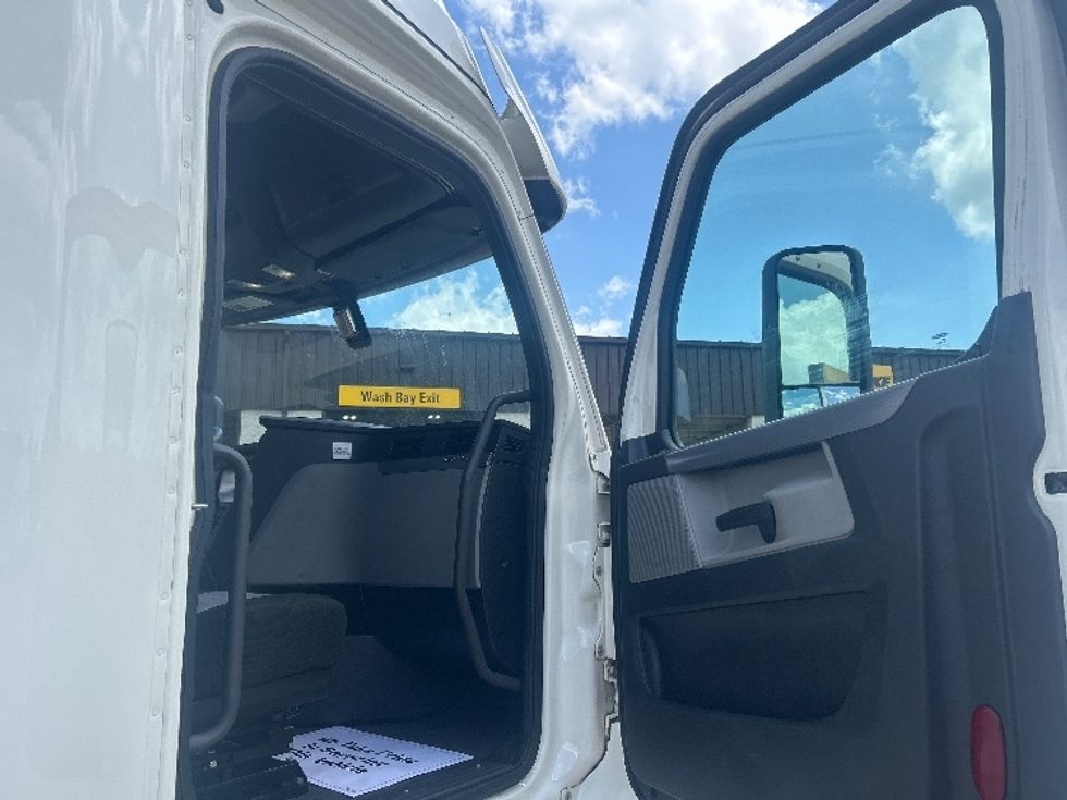 Sleeper Tractor-Heavy Duty Tractors-Freightliner-2020-T12664ST-Jackson-MS-349,921\n\t\tmiles-$ 71,500 - Image 13