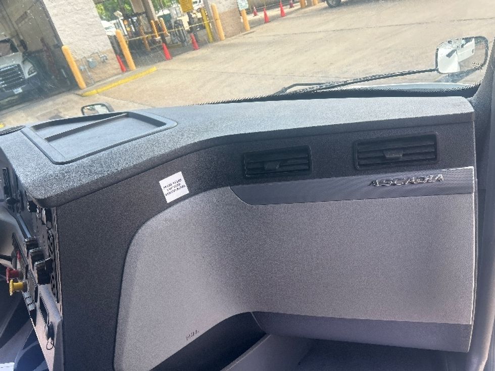 Sleeper Tractor-Heavy Duty Tractors-Freightliner-2020-T12664ST-Jackson-MS-349,921\n\t\tmiles-$ 71,500 - Image 14