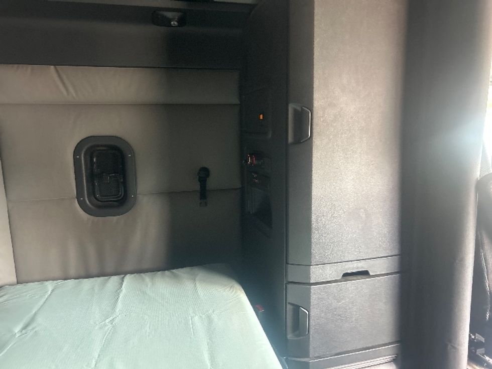 Sleeper Tractor-Heavy Duty Tractors-Freightliner-2020-T12664ST-Jackson-MS-349,921\n\t\tmiles-$ 71,500 - Image 18