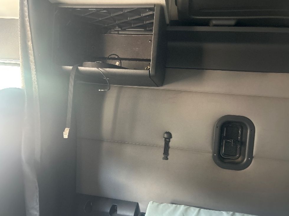 Sleeper Tractor-Heavy Duty Tractors-Freightliner-2020-T12664ST-Jackson-MS-349,921\n\t\tmiles-$ 71,500 - Image 19