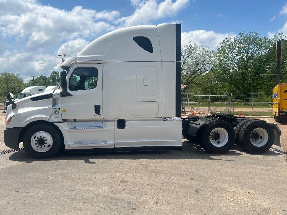 Sleeper Tractor-Heavy Duty Tractors-Freightliner-2020-T12664ST-Jackson-MS-349,921\n\t\tmiles-$ 71,500 - Image 4