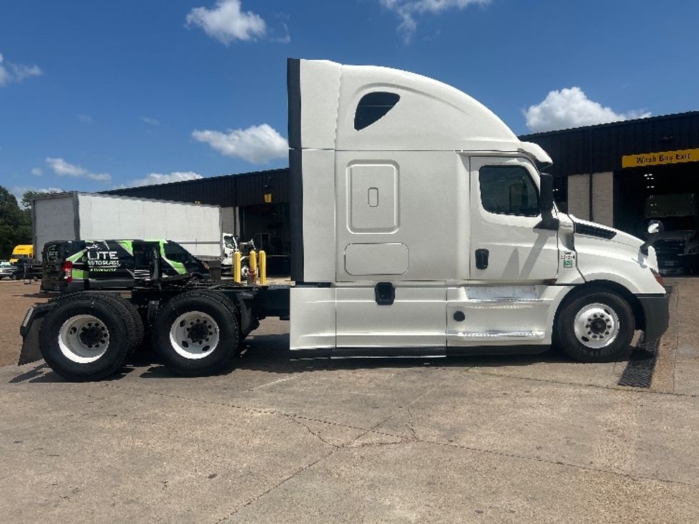 Sleeper Tractor-Heavy Duty Tractors-Freightliner-2020-T12664ST-Jackson-MS-349,921\n\t\tmiles-$ 71,500 - Image 8