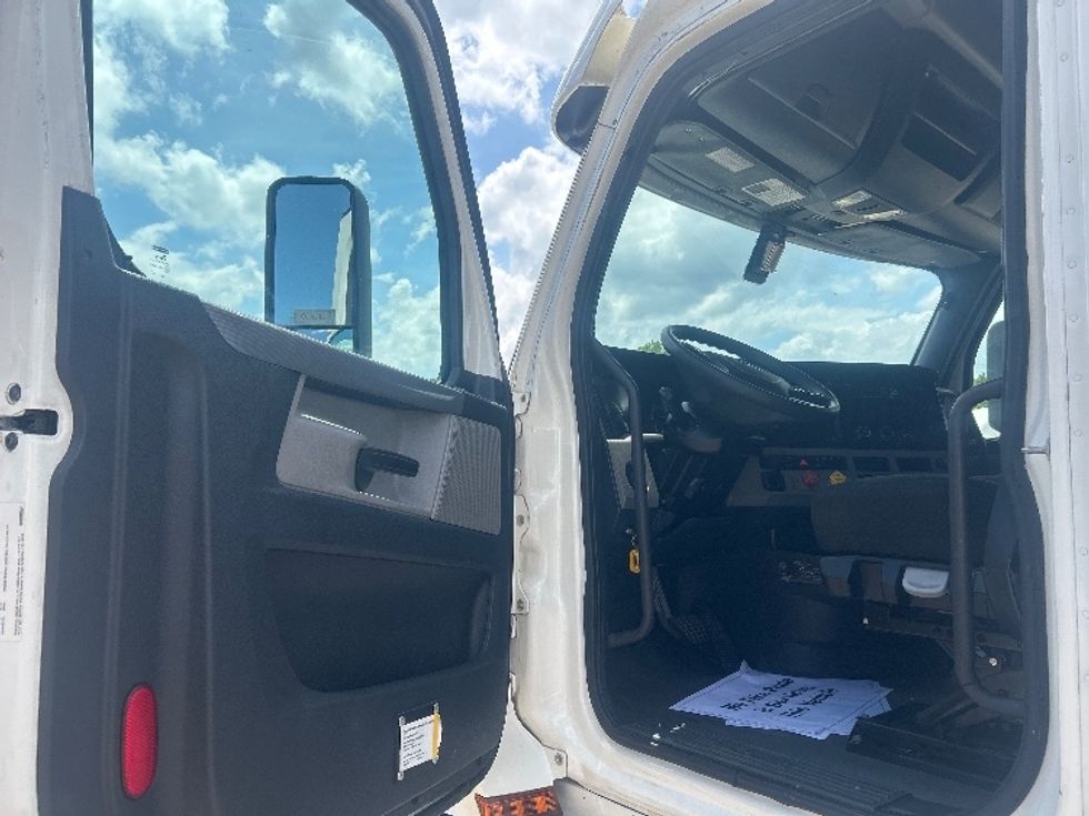 Sleeper Tractor-Heavy Duty Tractors-Freightliner-2020-T12664ST-Jackson-MS-349,921\n\t\tmiles-$ 71,500 - Image 9