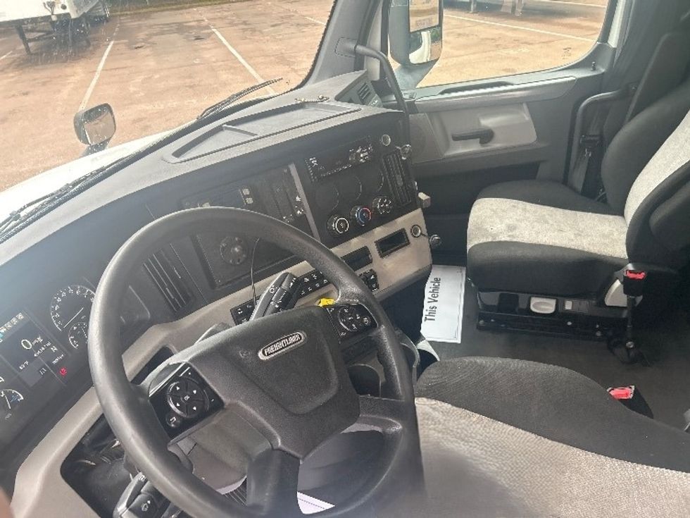 Sleeper Tractor-Heavy Duty Tractors-Freightliner-2020-T12664ST-Jackson-MS-404,095\n\t\tmiles-$ 70,250 - Image 10