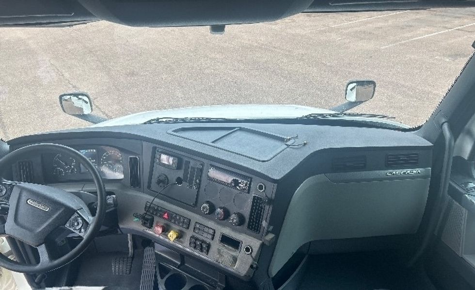 Sleeper Tractor-Heavy Duty Tractors-Freightliner-2020-T12664ST-Jackson-MS-404,095\n\t\tmiles-$ 70,250 - Image 12