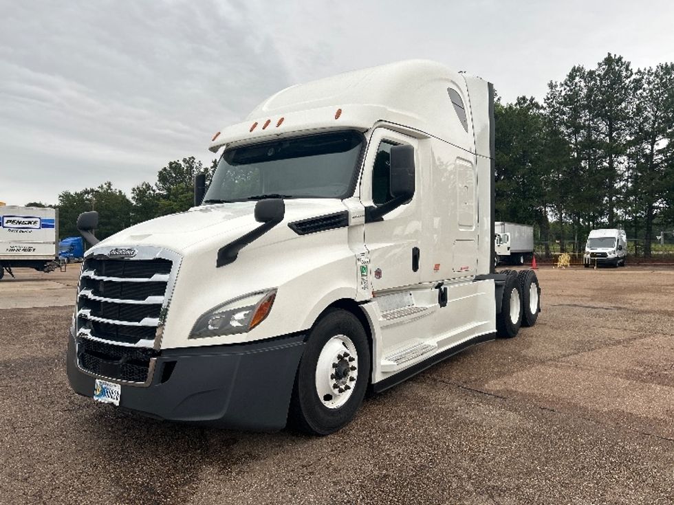Sleeper Tractor-Heavy Duty Tractors-Freightliner-2020-T12664ST-Jackson-MS-404,095\n\t\tmiles-$ 70,250 - Image 3