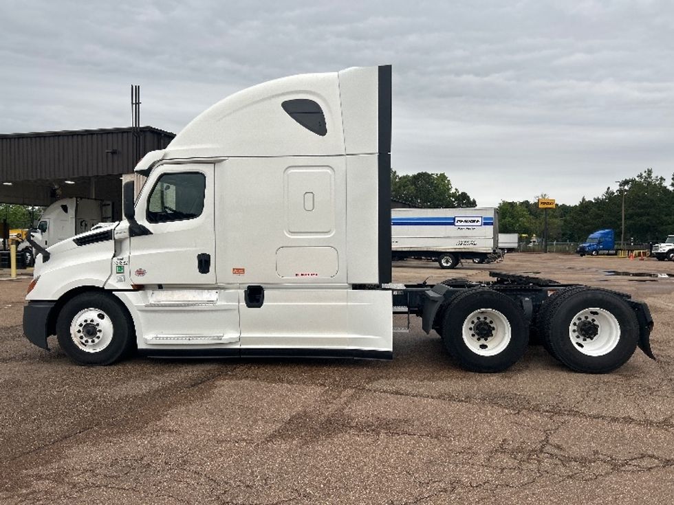 Sleeper Tractor-Heavy Duty Tractors-Freightliner-2020-T12664ST-Jackson-MS-404,095\n\t\tmiles-$ 70,250 - Image 4