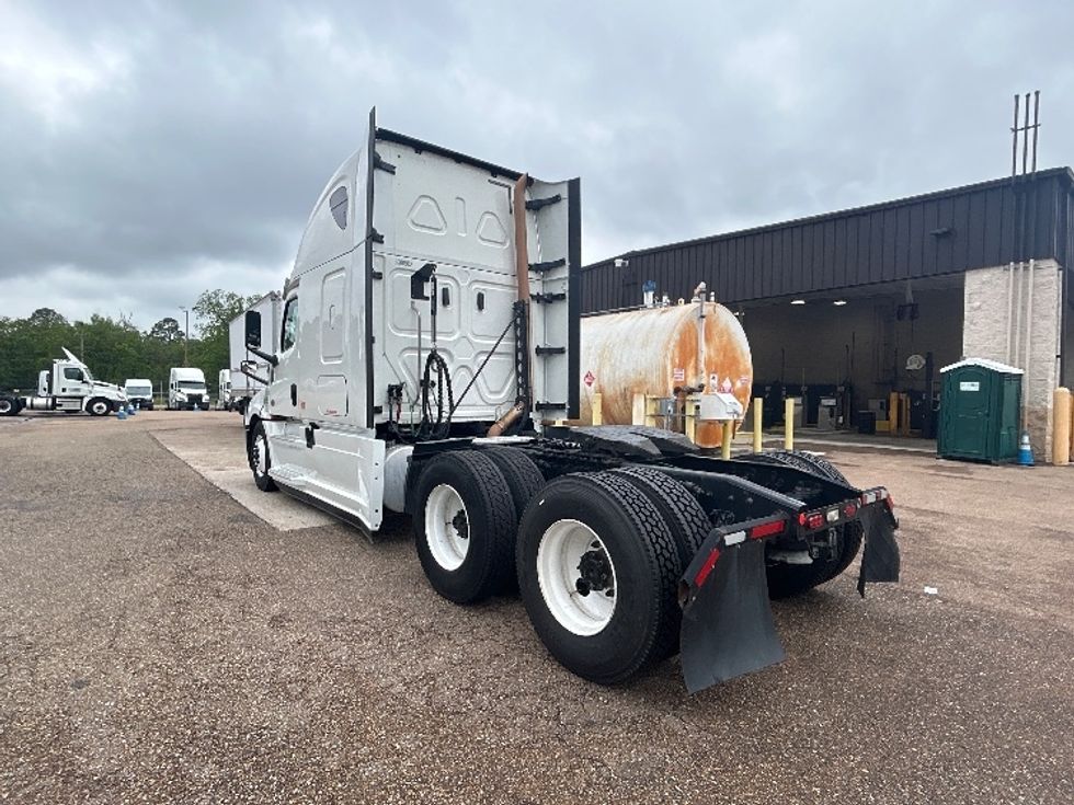 Sleeper Tractor-Heavy Duty Tractors-Freightliner-2020-T12664ST-Jackson-MS-404,095\n\t\tmiles-$ 70,250 - Image 5