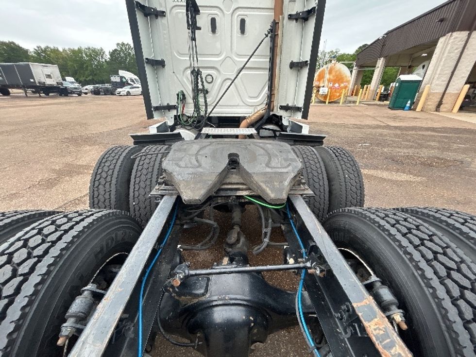 Sleeper Tractor-Heavy Duty Tractors-Freightliner-2020-T12664ST-Jackson-MS-404,095\n\t\tmiles-$ 70,250 - Image 6