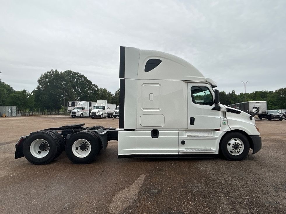 Sleeper Tractor-Heavy Duty Tractors-Freightliner-2020-T12664ST-Jackson-MS-404,095\n\t\tmiles-$ 70,250 - Image 8