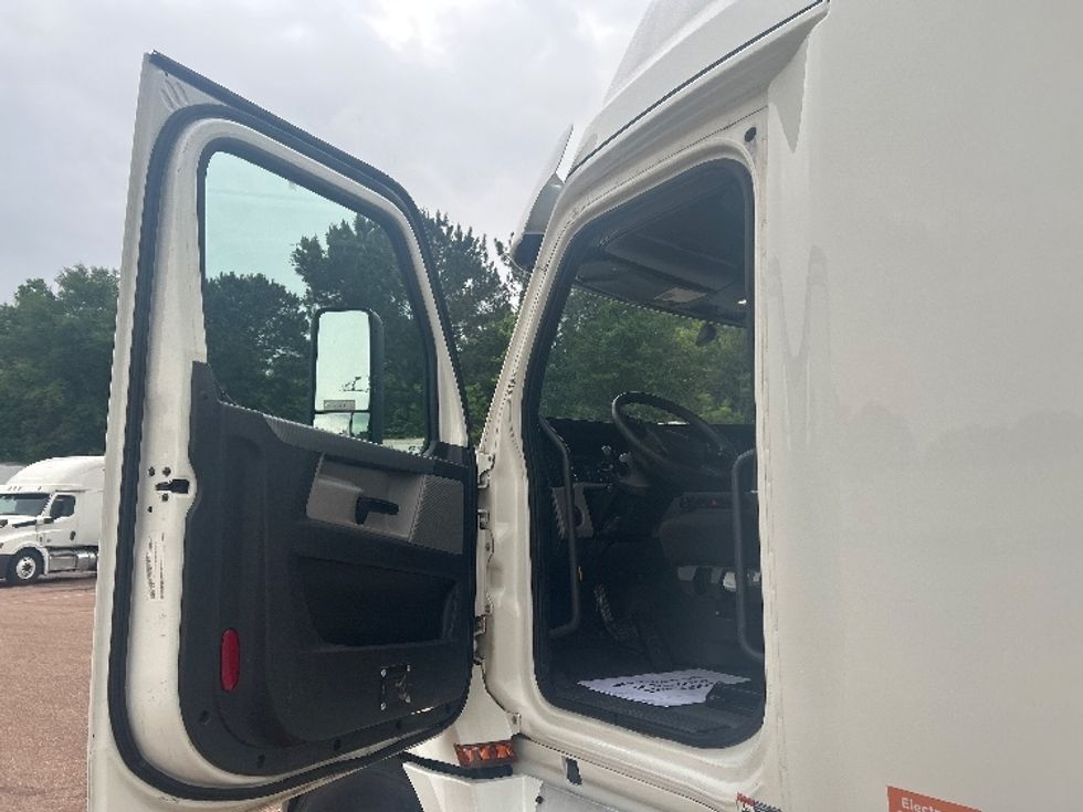 Sleeper Tractor-Heavy Duty Tractors-Freightliner-2020-T12664ST-Jackson-MS-404,095\n\t\tmiles-$ 70,250 - Image 9