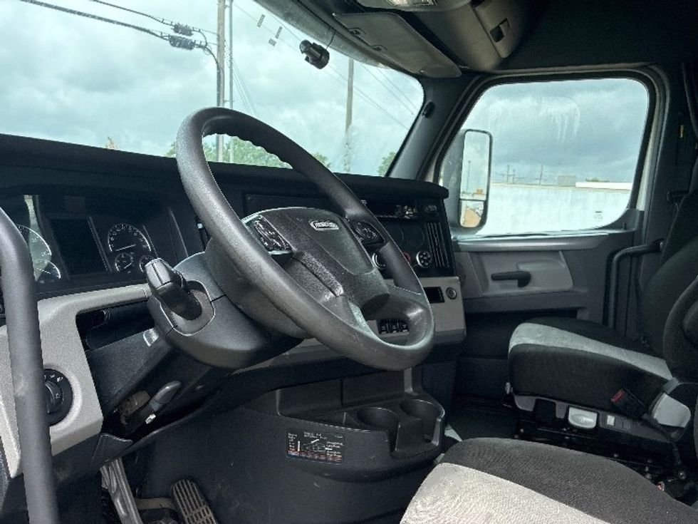Sleeper Tractor-Heavy Duty Tractors-Freightliner-2020-T12664ST-Jackson-MS-433,297\n\t\tmiles-$ 71,000 - Image 10