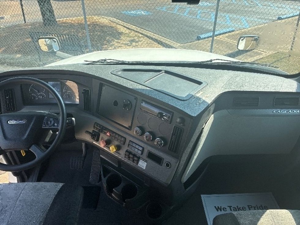 Sleeper Tractor-Heavy Duty Tractors-Freightliner-2020-T12664ST-Jackson-MS-433,297\n\t\tmiles-$ 71,000 - Image 12